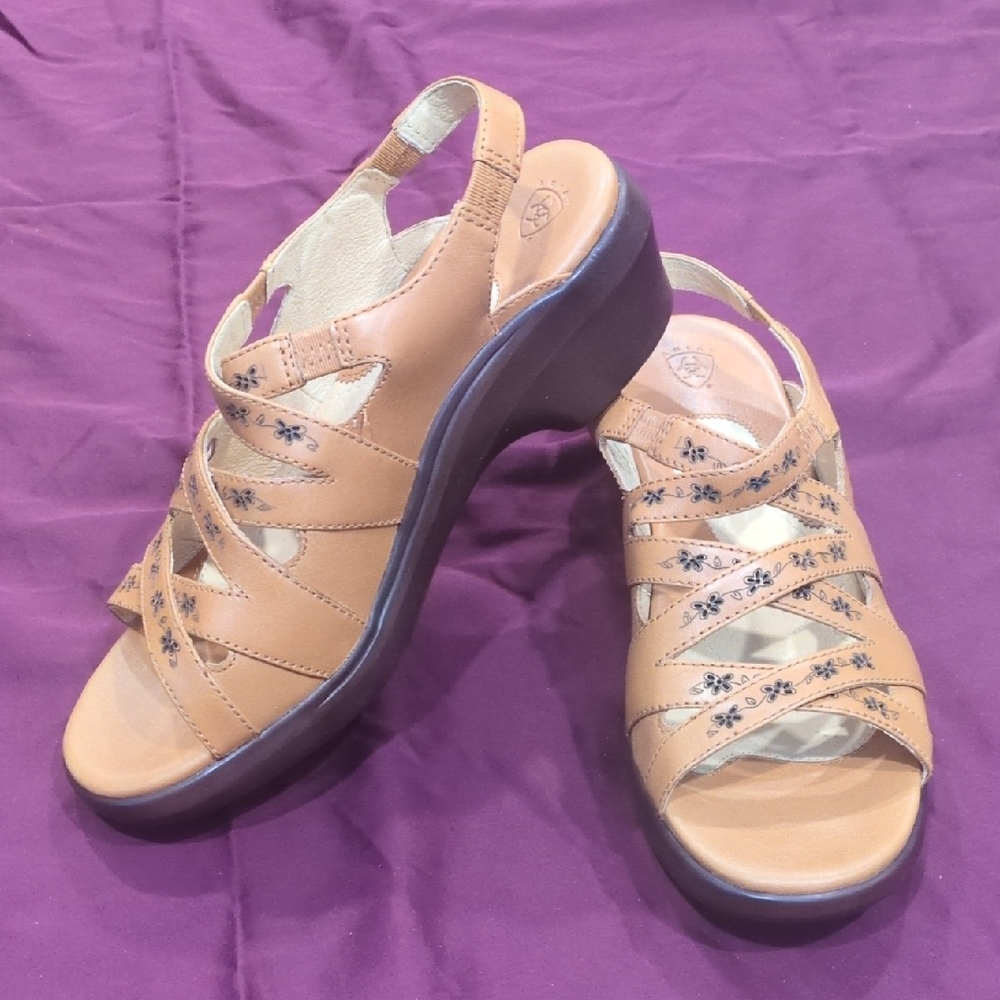 ❤️⭐ Ariat Tan Sandals with Floral Accents Women's size 9.5 B ❤️⭐